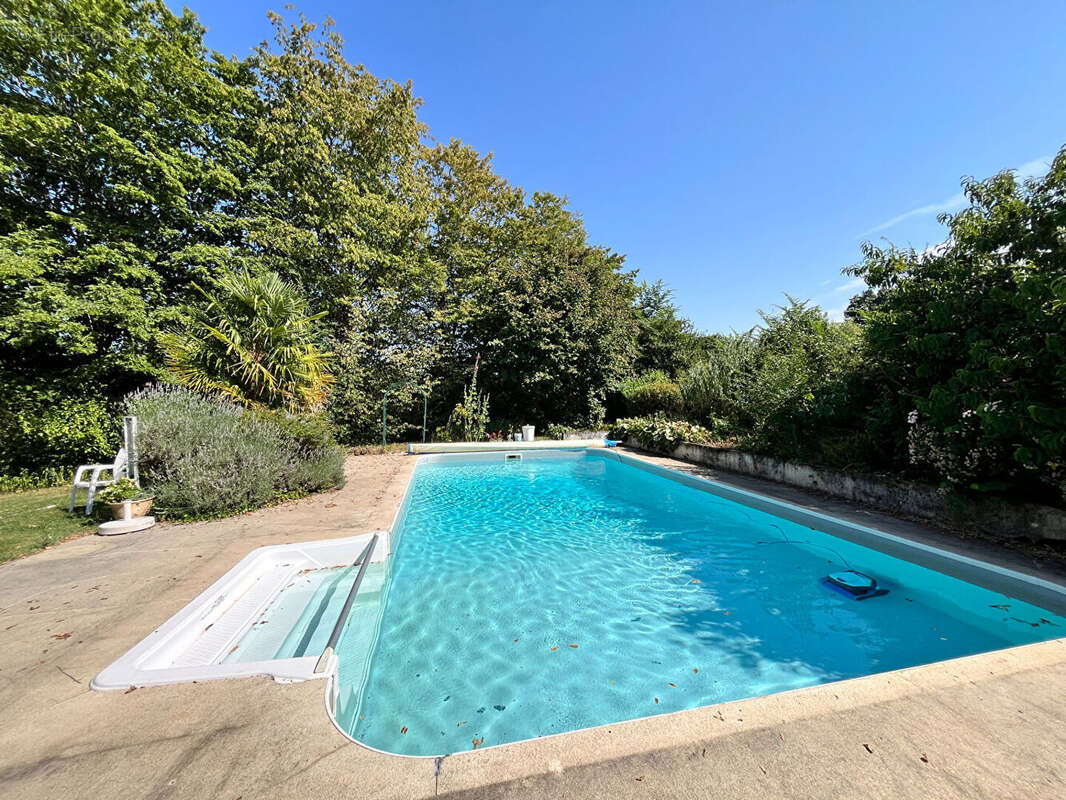 Exclusivité - Maison familiale avec piscine à pied des commerces - photo 17
