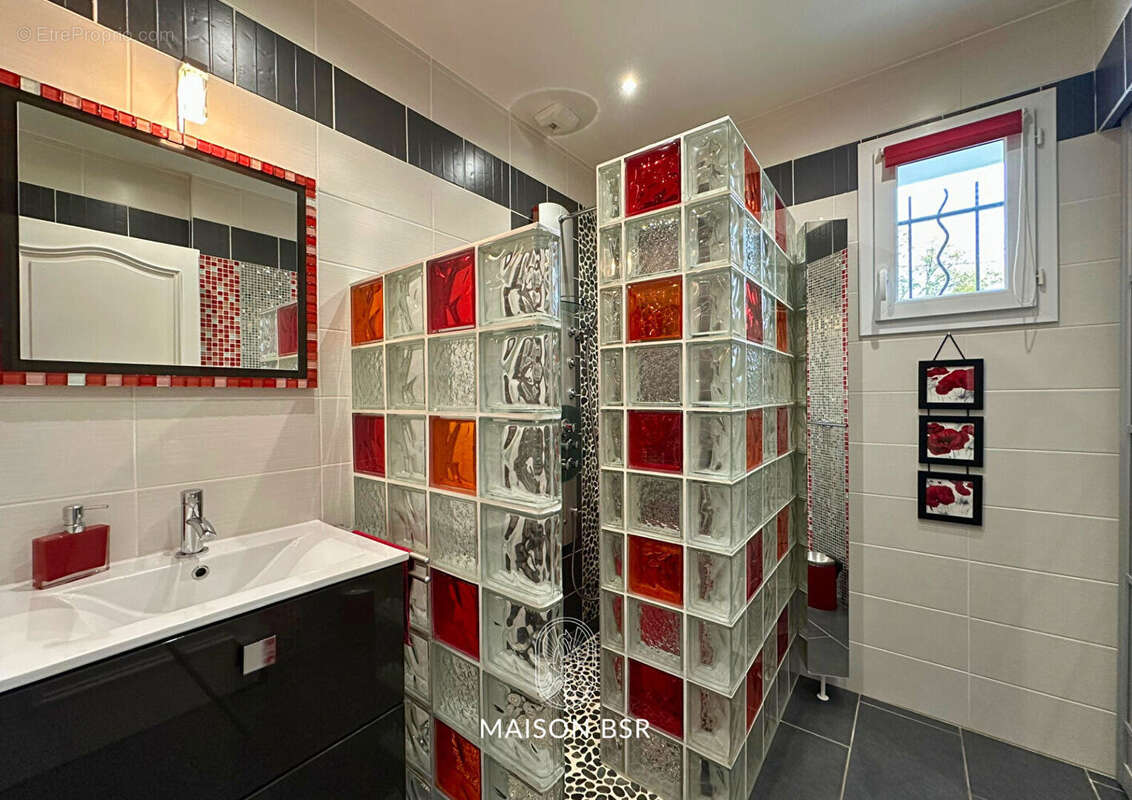 Coup de coeur! Maison de plain pied 117 m2  jardin Paysager de 1256 m2 , jacuzzi et garages. - photo 13