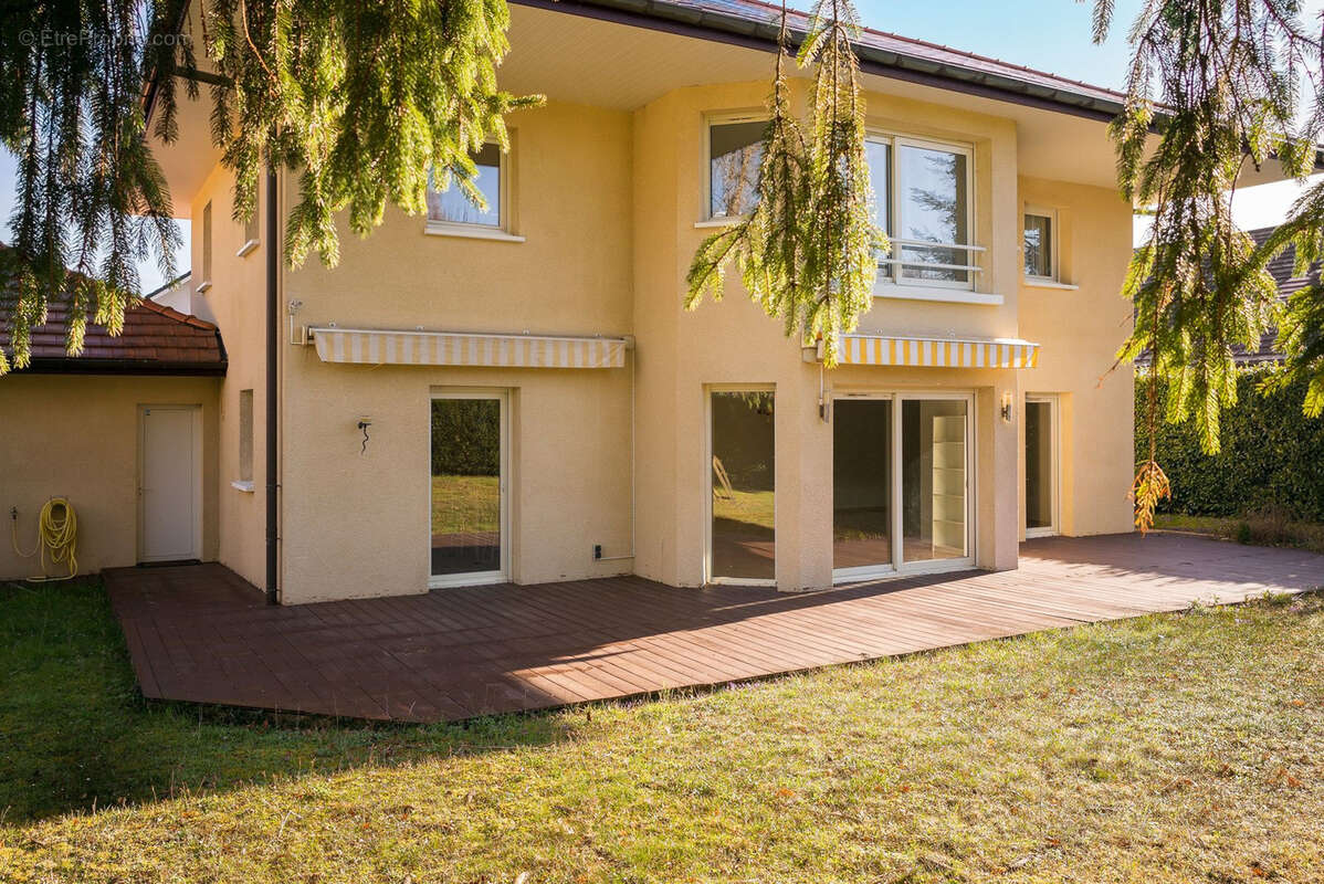 Maison à SAINT-GENIS-POUILLY