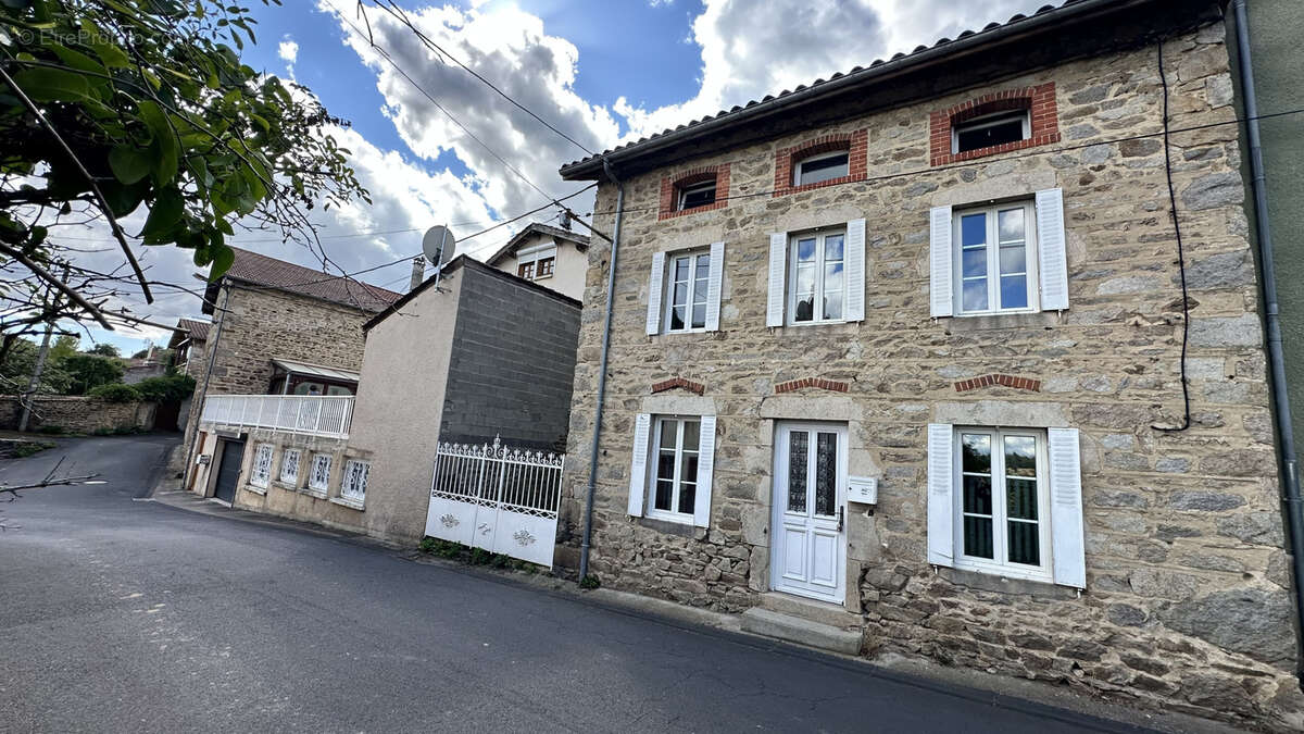 Maison à CHAMPAGNAC-LE-VIEUX