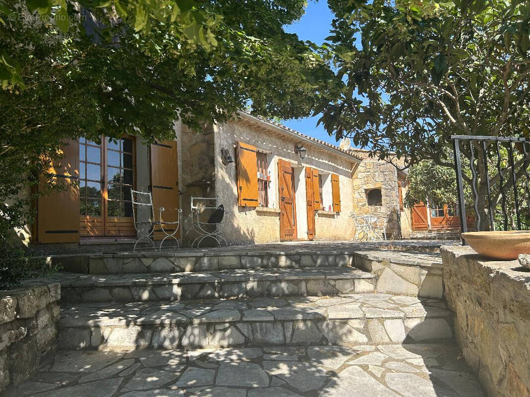Maison à COTIGNAC