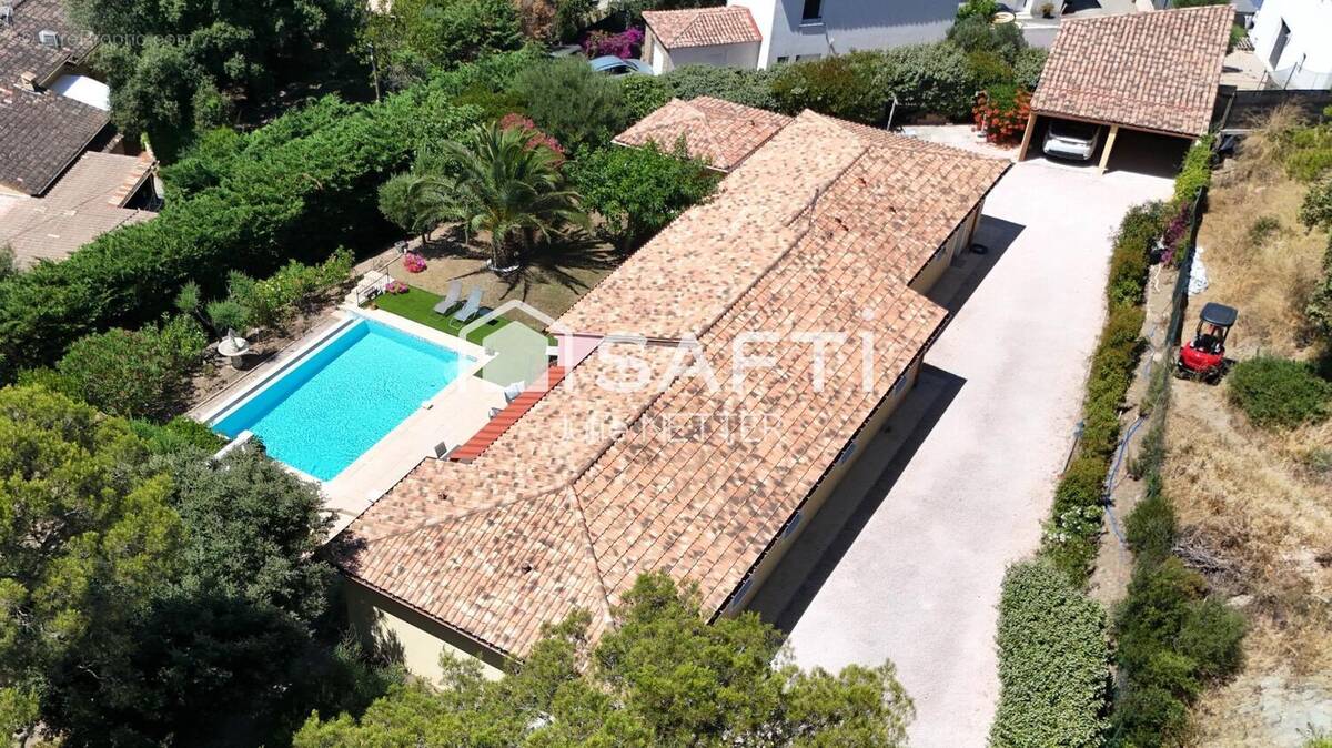 Photo 1 - Maison à ROQUEBRUNE-SUR-ARGENS