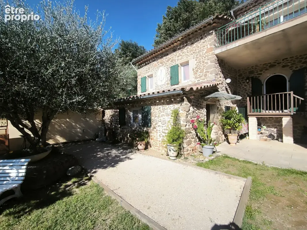 Mas rénové de 195m2 avec 1750m2 de terrain avec vue dégagée - photo 15
