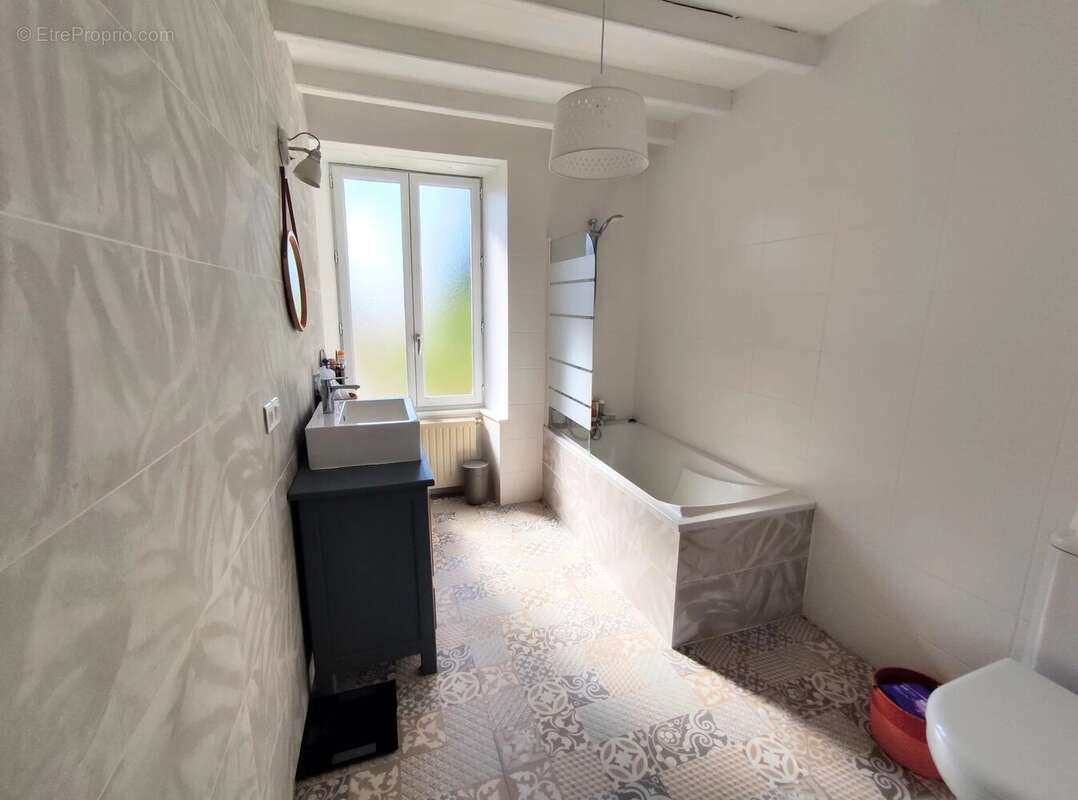Maison de village offrant 5 chambres avec cour - photo 12
