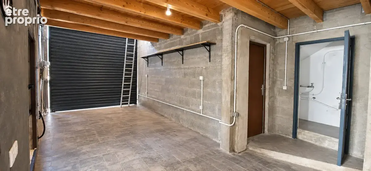 Local commercial de 133 m2 avec mezzanine   Vendu loué au cœur des Vignères - photo 5