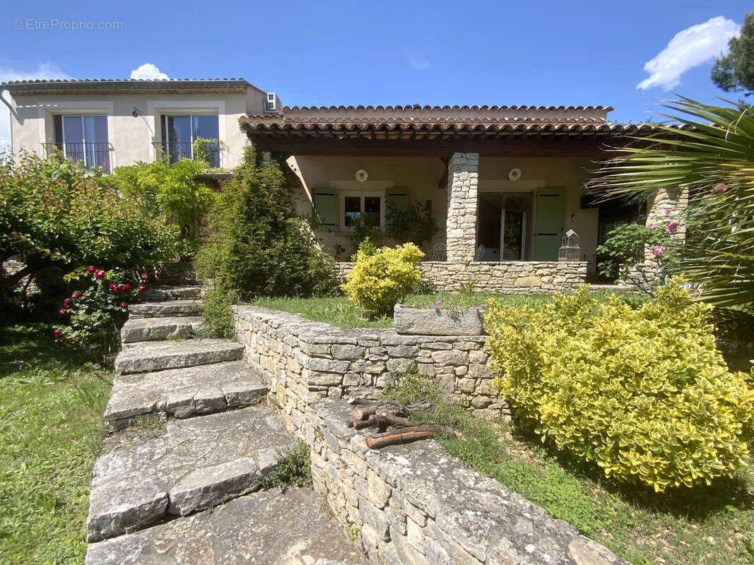 Villa méridionale avec terrain et piscine. - photo 2