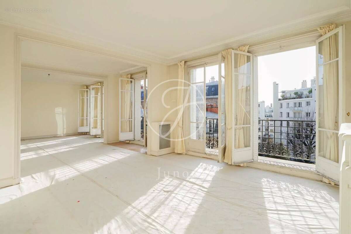 Appartement à PARIS-16E