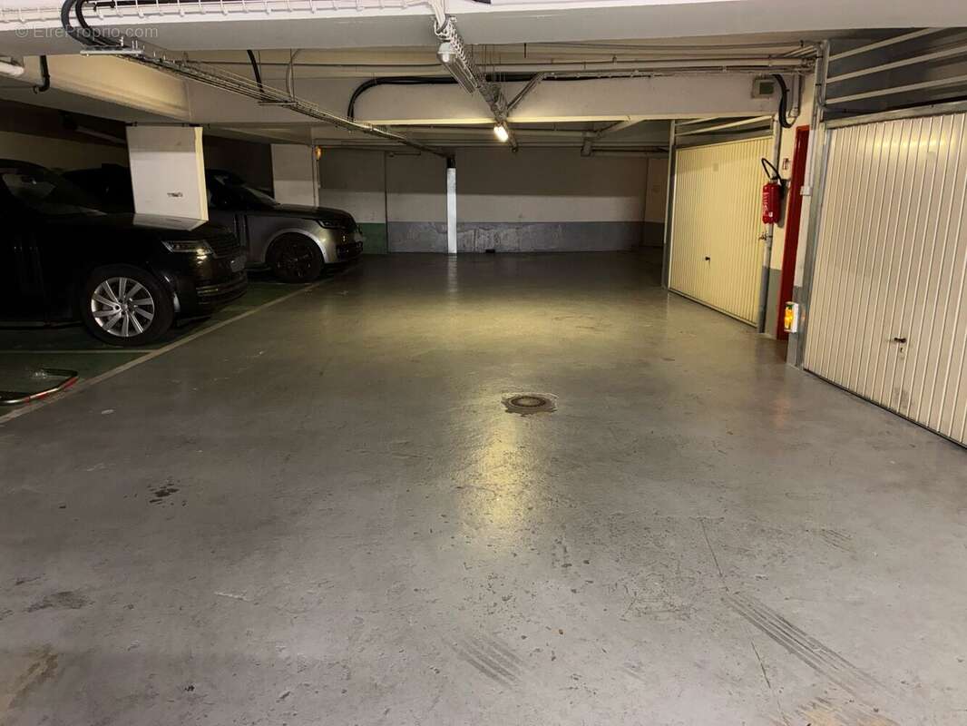 Parking à PARIS-9E