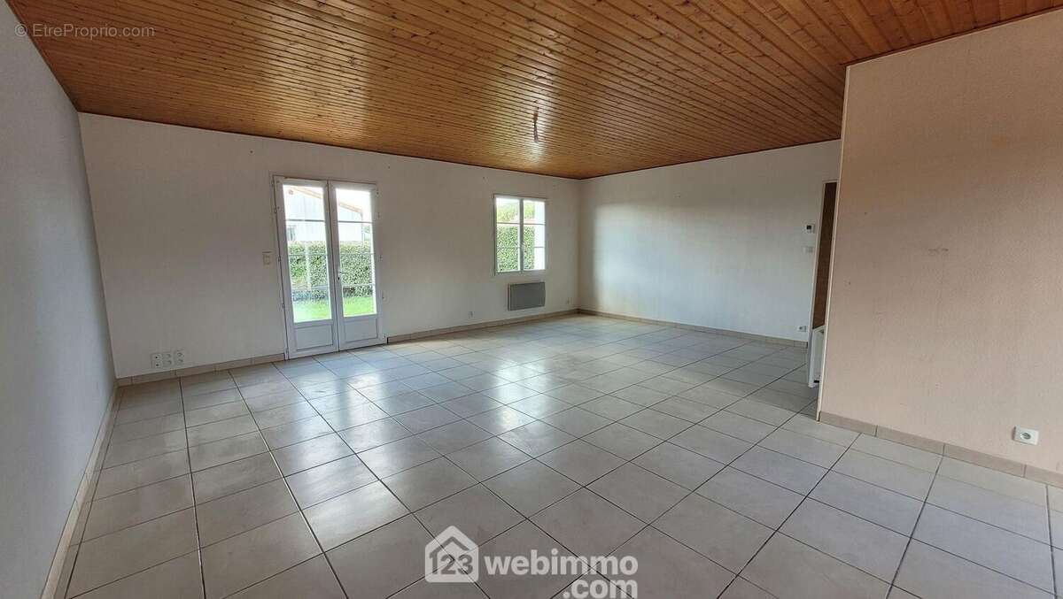 Côté salle à manger / salon, ouvrant sur le jardin - Maison à LE BERNARD