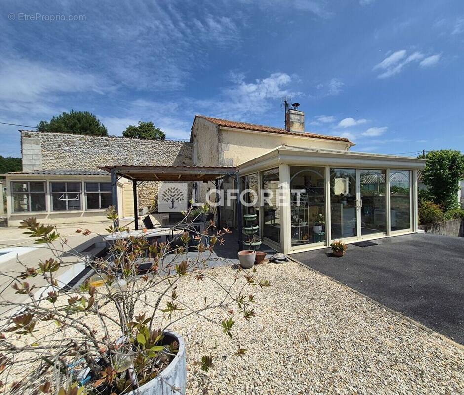 Maison de caractère, 3 chambres, piscine et dépendances - photo 1