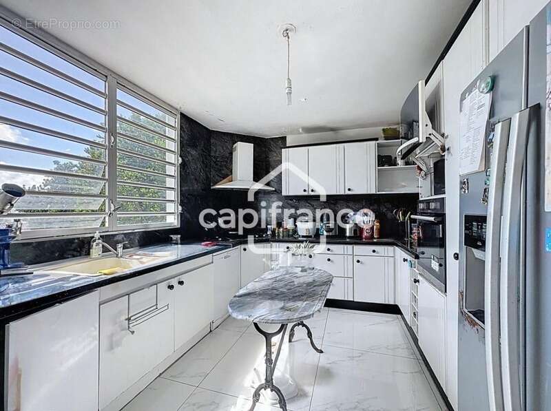 Maison à LES ABYMES