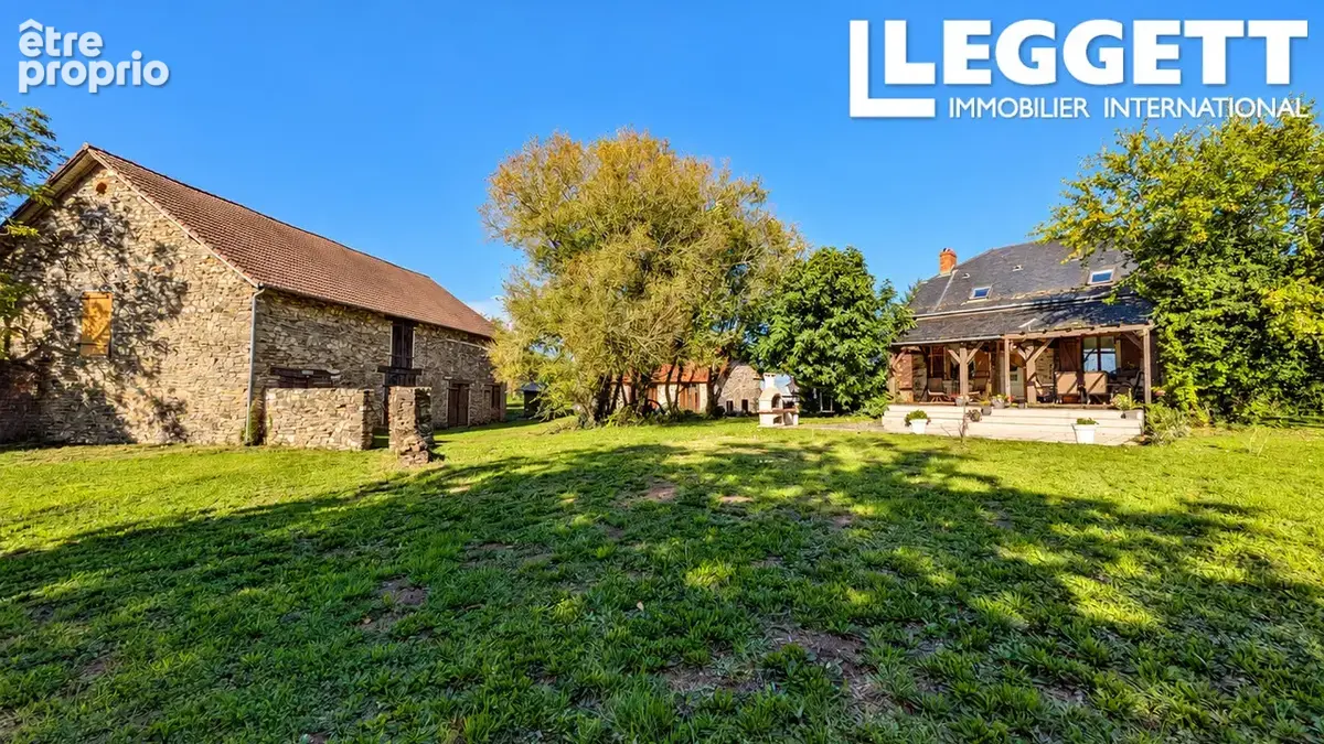 Maison de campagne rénovée, 3 chambres, plus de 3 ha, 2 granges et seconde maison à rénover en Corrèze - photo 1