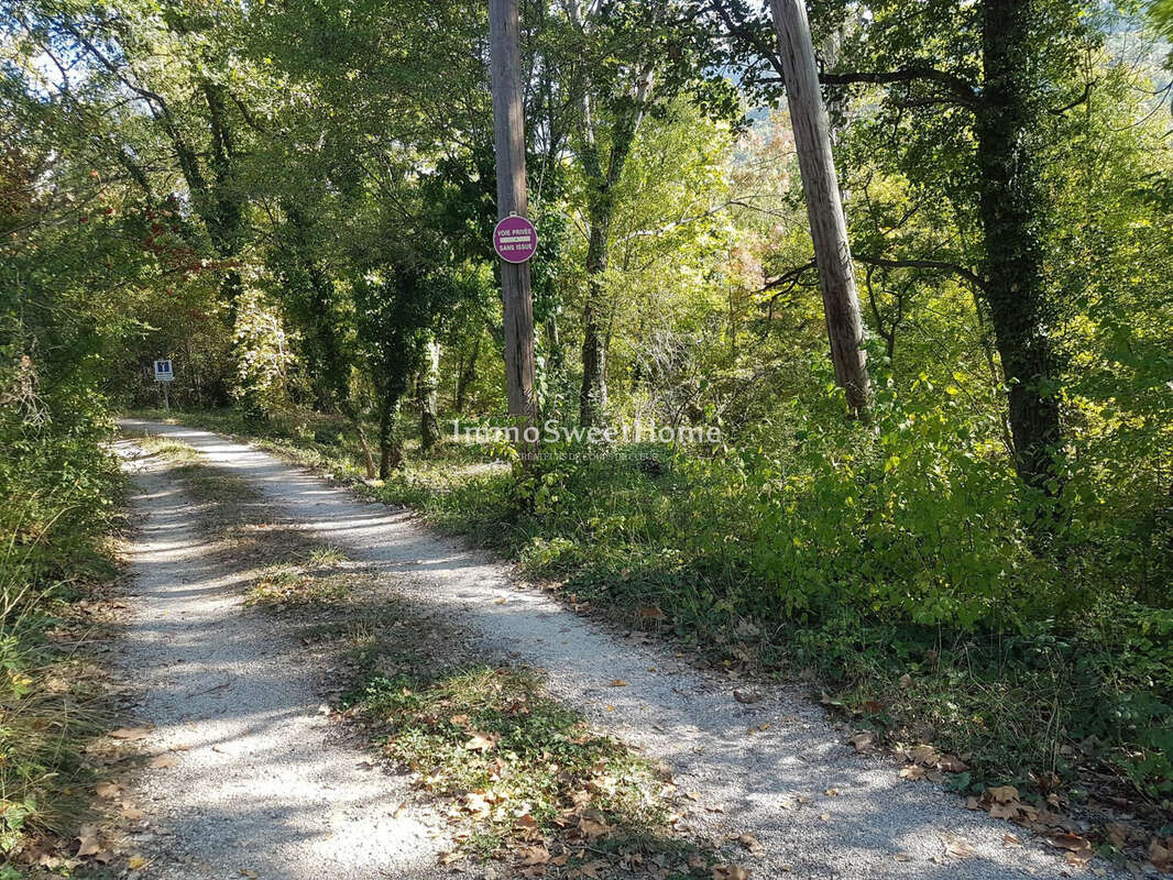 Terrain à LA ROCHE-SUR-LE-BUIS