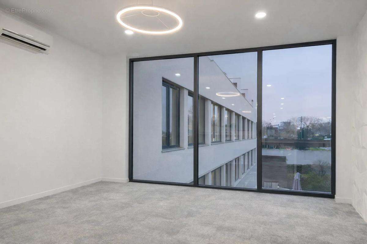 Situés à Rueil sur les bords de Seine et à 13 mins à pied du RER A, ces bureaux aménagés en duplex en RDC et RDJ accès à une trè - photo 6