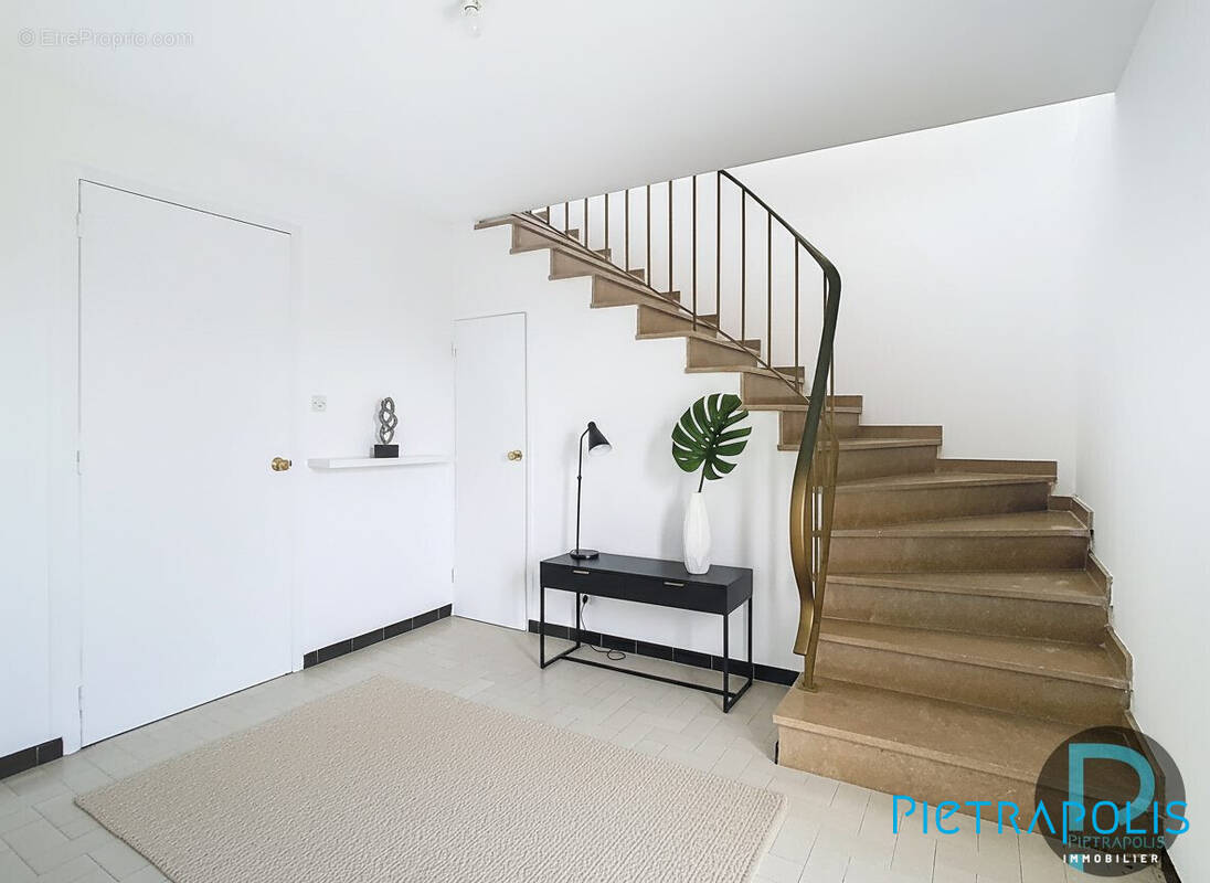 hall entrée maison St Cyr sur Menthon - Maison à SAINT-CYR-SUR-MENTHON