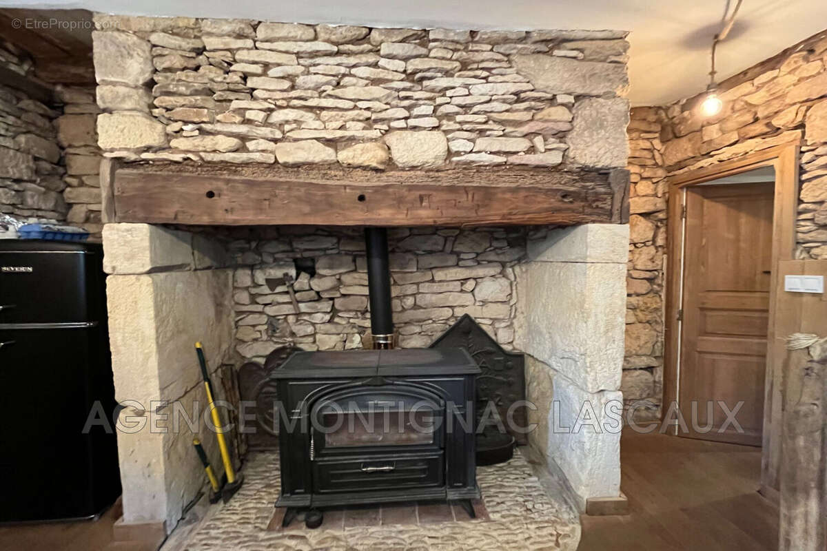 Maison à SAINT-LEON-SUR-VEZERE