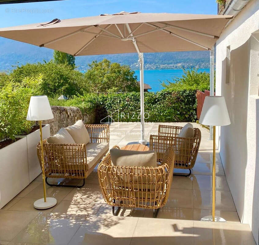 Appartement refait à neuf avec grande terrasse vue lac !!! - photo 2