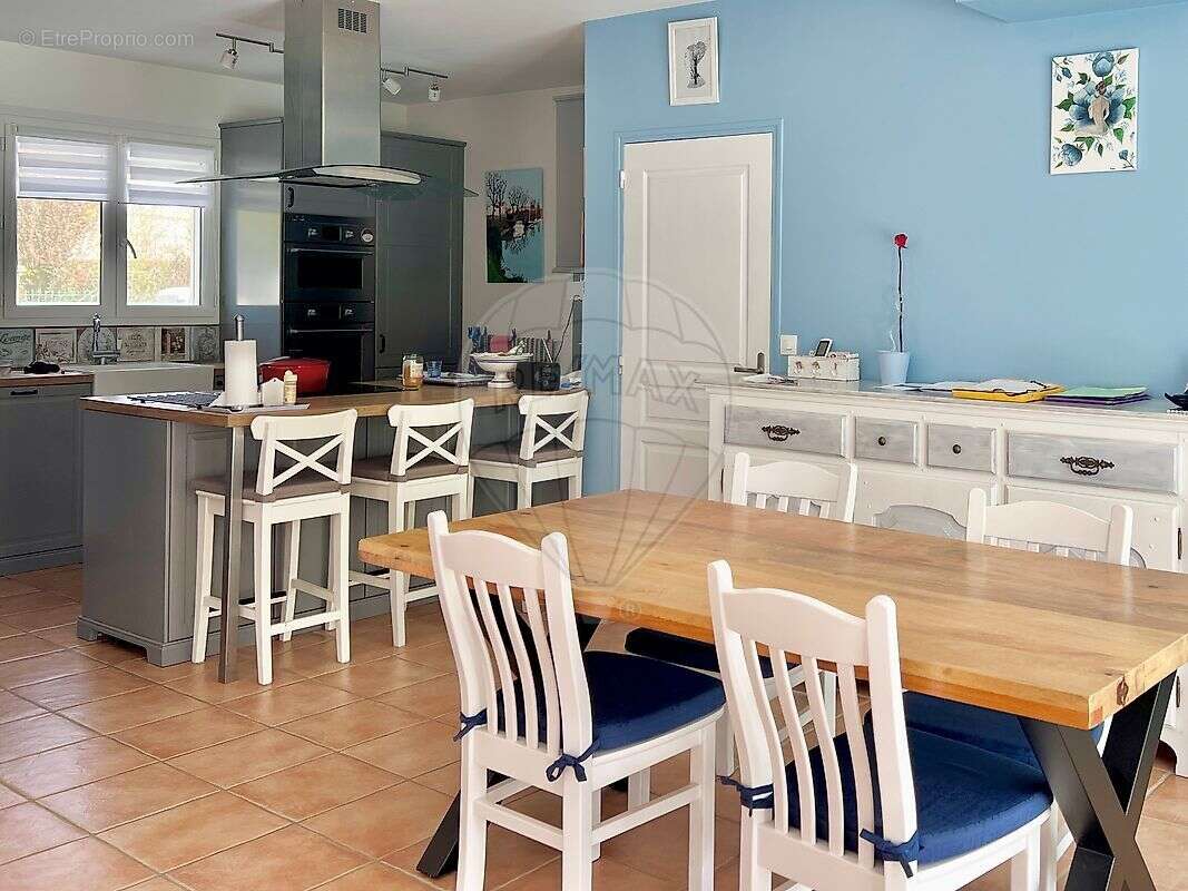 Maison à CHAILLEVETTE