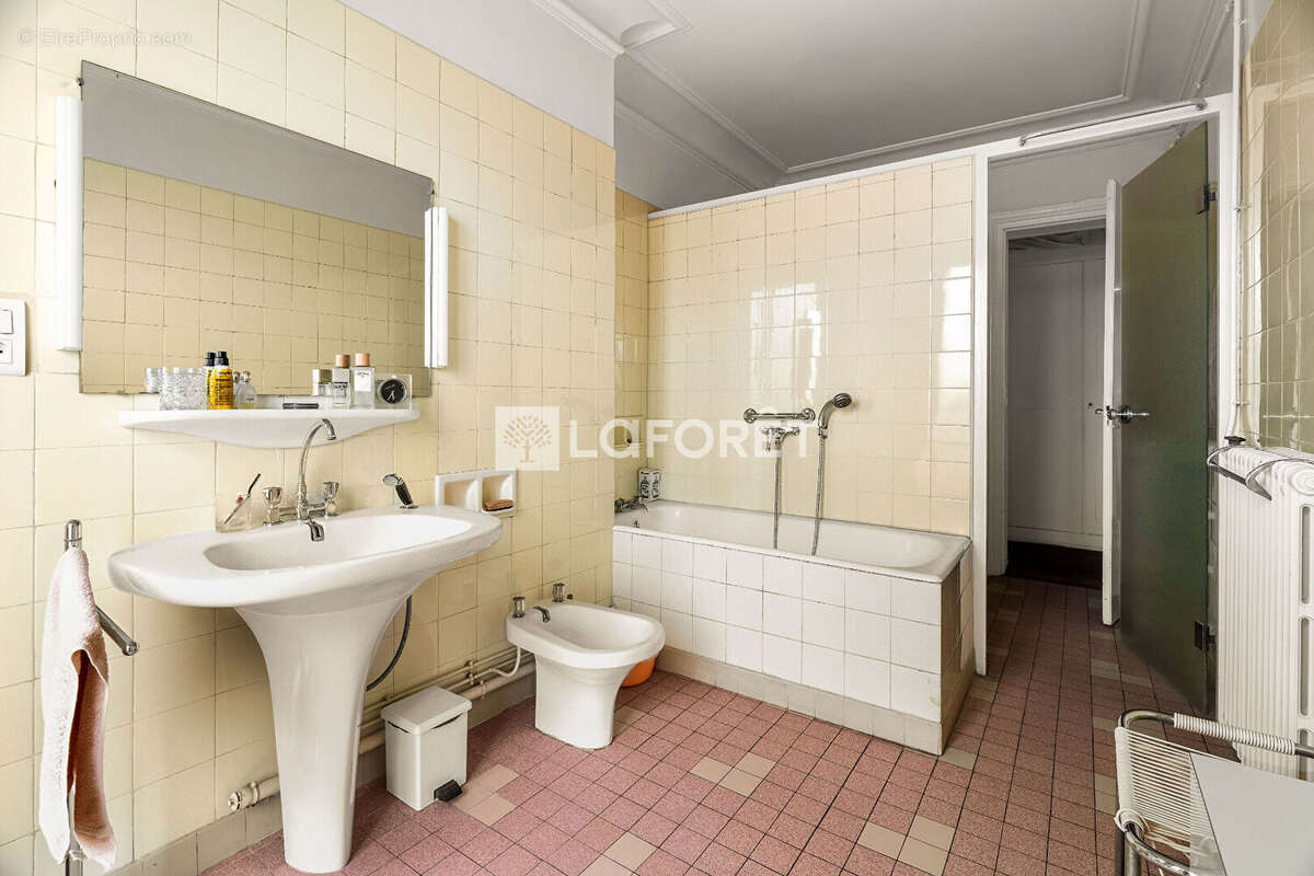 Appartement à PARIS-17E