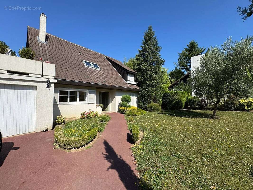 Maison à SAINT-NOM-LA-BRETECHE