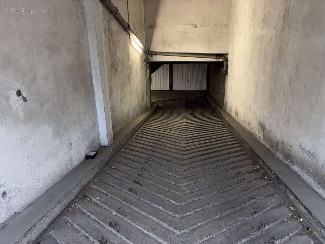 Parking à SAINT-MAUR-DES-FOSSES