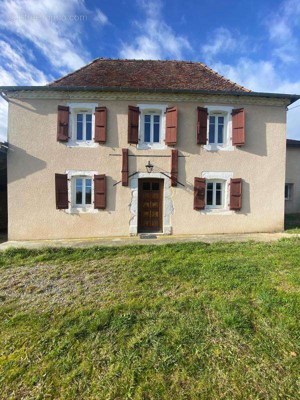 Maison à SALLESPISSE