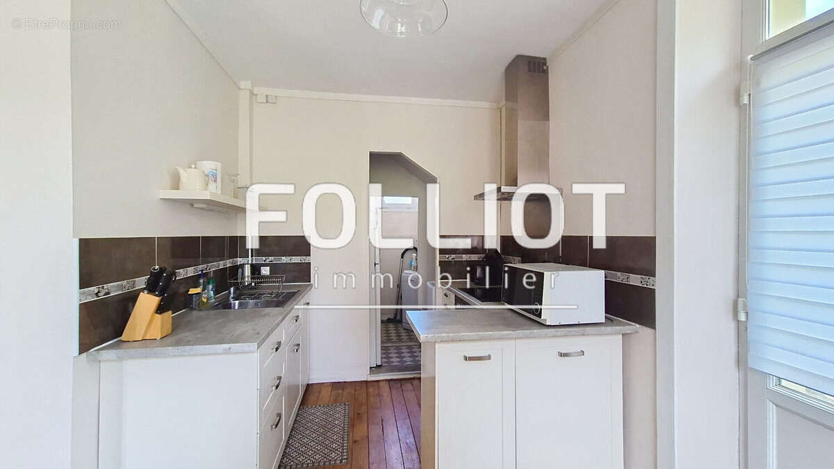 A vendre Saint Jean le Thomas Immeuble avec local commercial, deux appartements, jardin et garage - photo 3