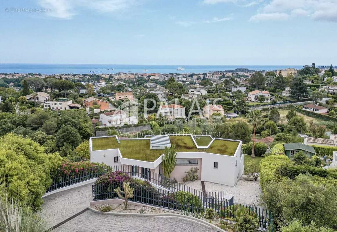 ANTIBES – RASTINES // Villa Contemporaine 240 m² – Jardin – Piscine – Vue Panoramique - photo 16