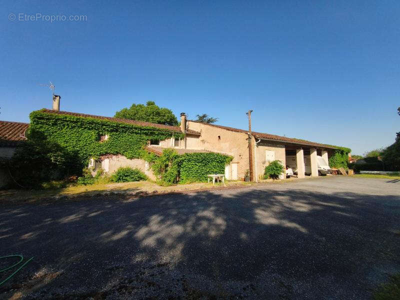Ancien corps de ferme rénové  avec terrasses piscine et dependances  sur 8700 m2 - photo 15