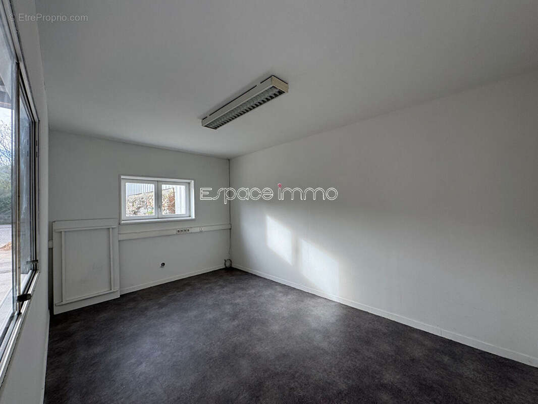 Commerce à MONTVILLE