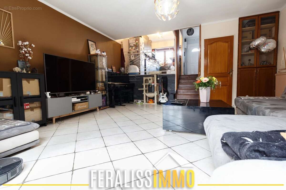 Maison au calme, beaux volumes et véranda plein sud ! - photo 5