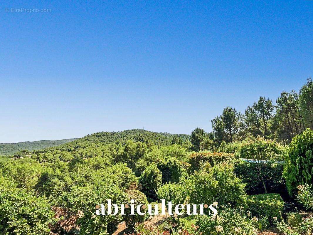 Magnifique villa de 296 m² avec piscine, sauna, spa, terrain de 1,2 ha et vue exceptionnelle à Rognes (13840) - photo 20