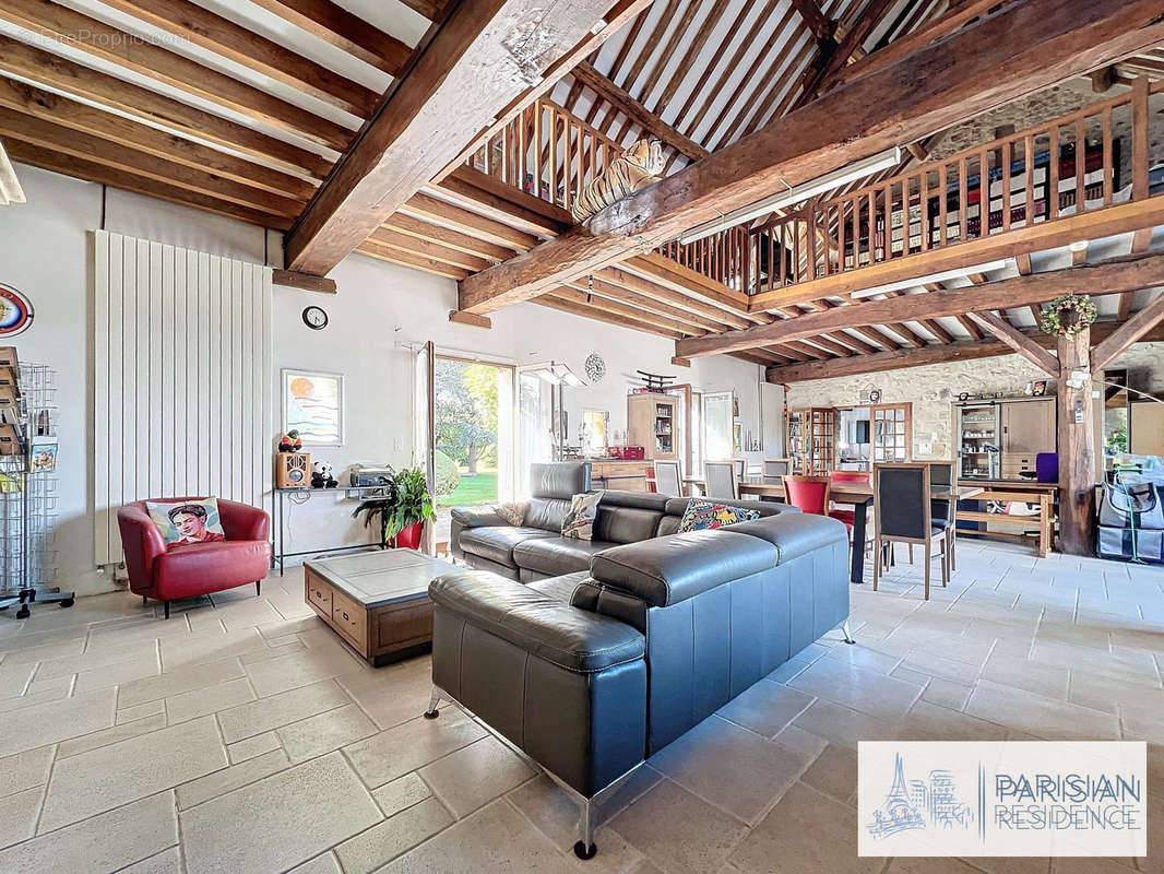 salon de la maison principale avec plafond cathédral  - Maison à MONTEREAU-FAULT-YONNE