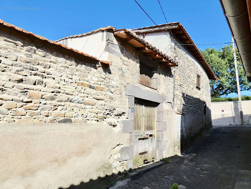 PONT-DU-CHÂTEAU / Grange à vendre avec cuvage et cave à moins de 40 000 - photo 3