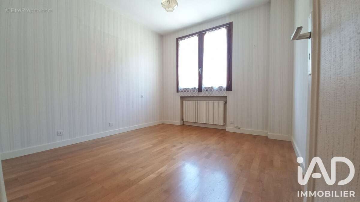 Maison 104 m² à Saint-Julien-Molin-Molette  - photo 8