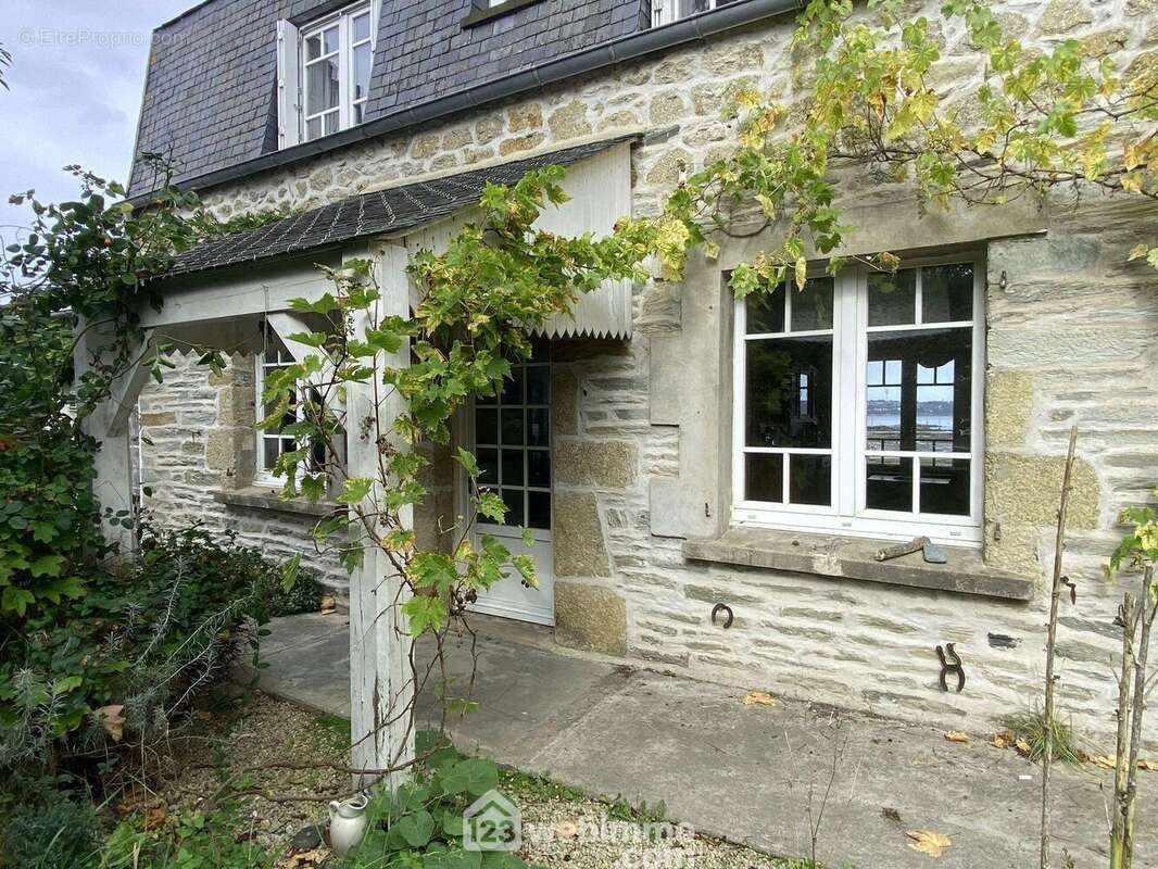 Maison à TREDREZ-LOCQUEMEAU
