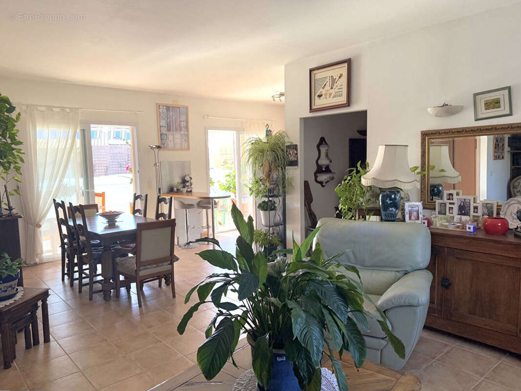 Maison à SAINTE-CECILE-LES-VIGNES