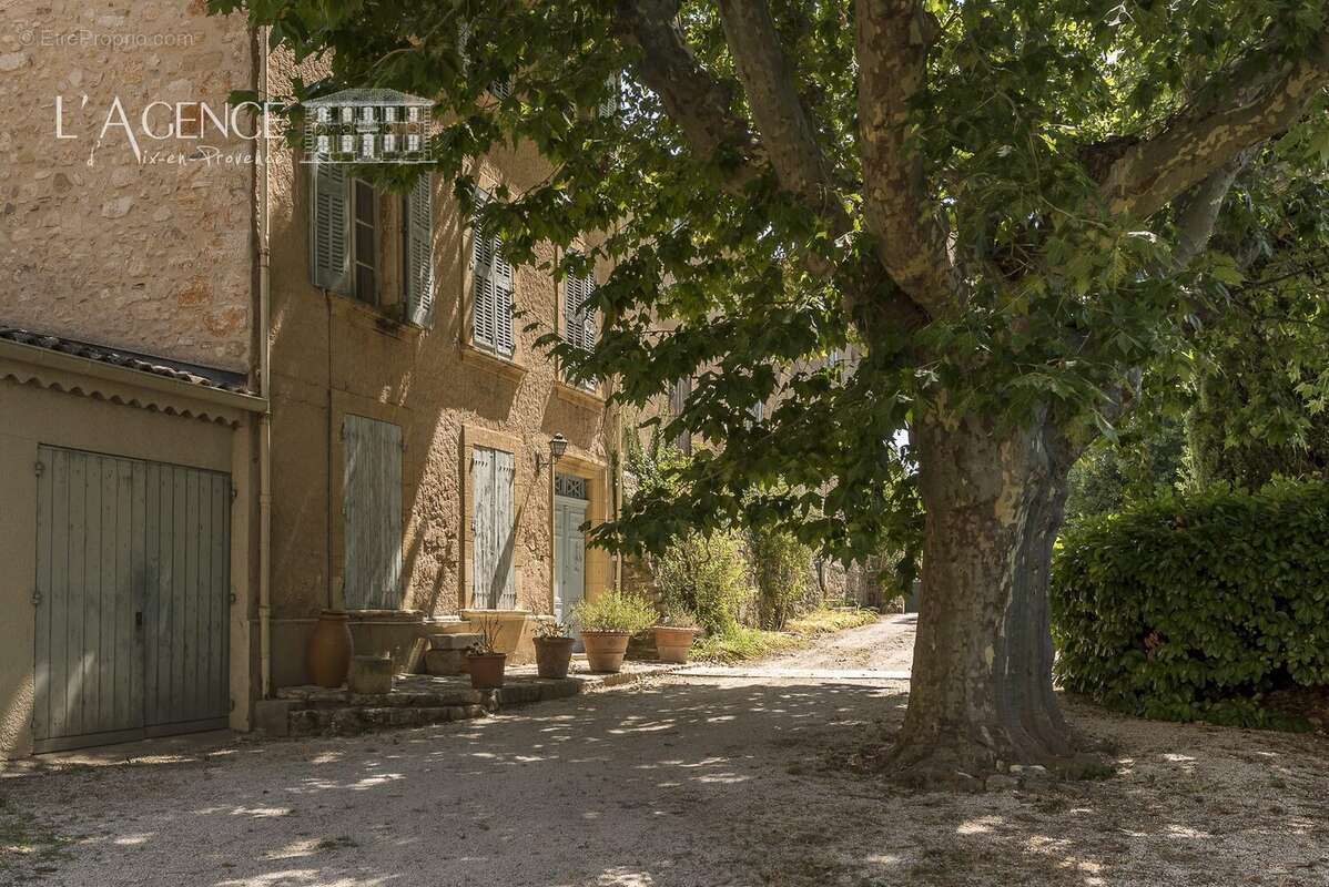 Maison 1100 m² à Aix-En-Provence  - photo 2