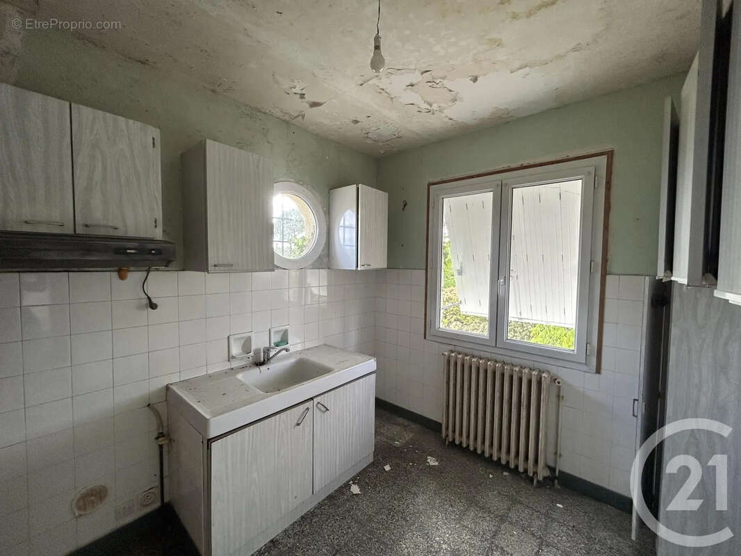 Maison 205 m² à Les Eglisottes-Et-Chalaures  - photo 11