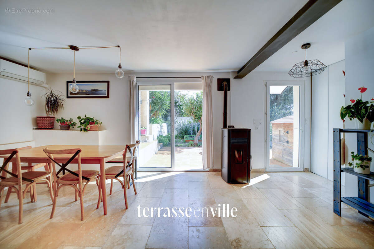 Appartement à CEYRESTE