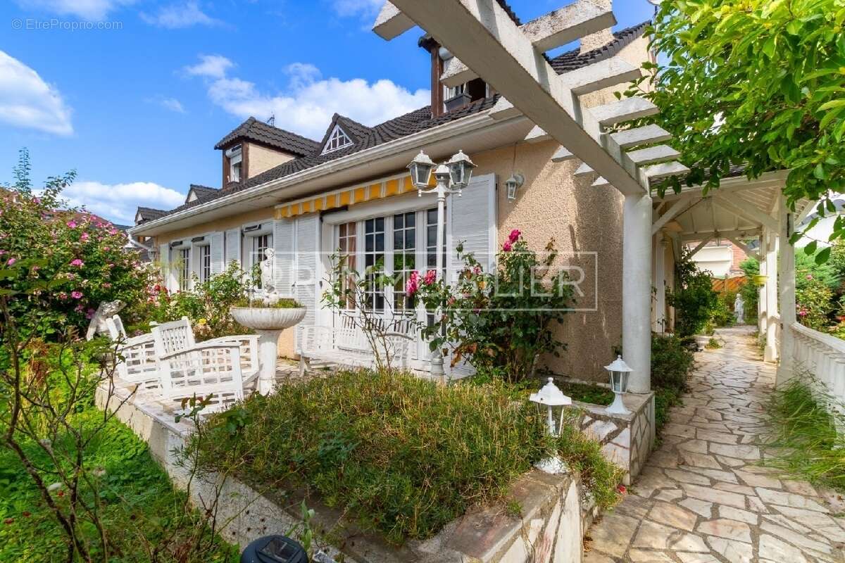 Maison à OZOIR-LA-FERRIERE