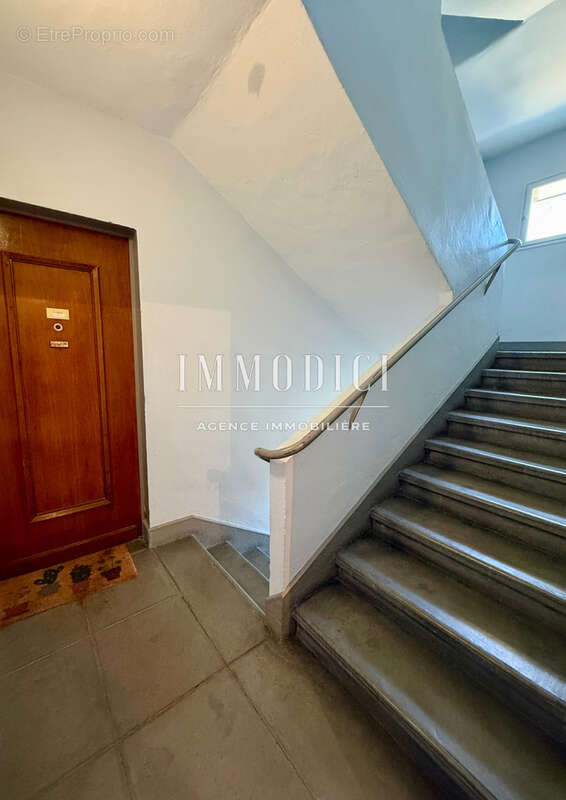 T3 traversant de 52 m2 au cœur du quartier États-Unis - 2ᵉ étage d'une copropriété - photo 3