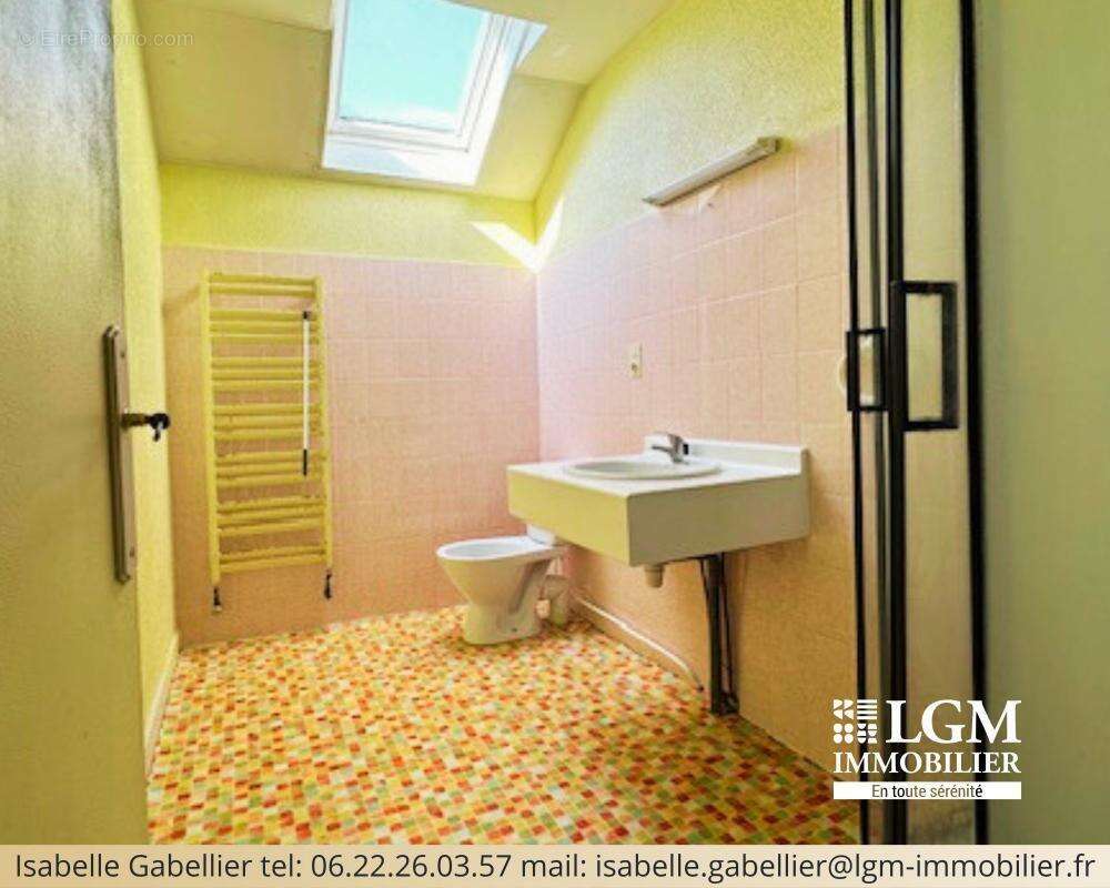 GANNAT (03800) – Maison de ville avec terrasse – Fort potentiel – Travaux de rénovation à prévoir - photo 9