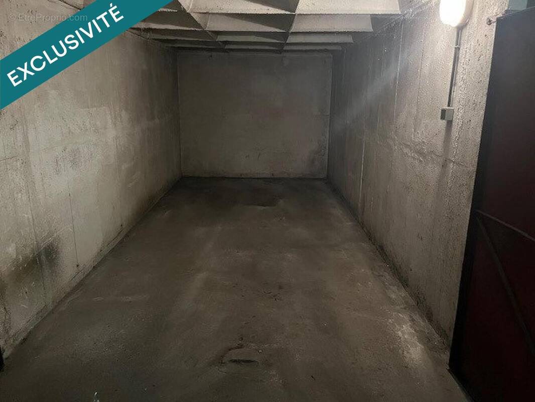 Photo 1 - Parking à ORLEANS