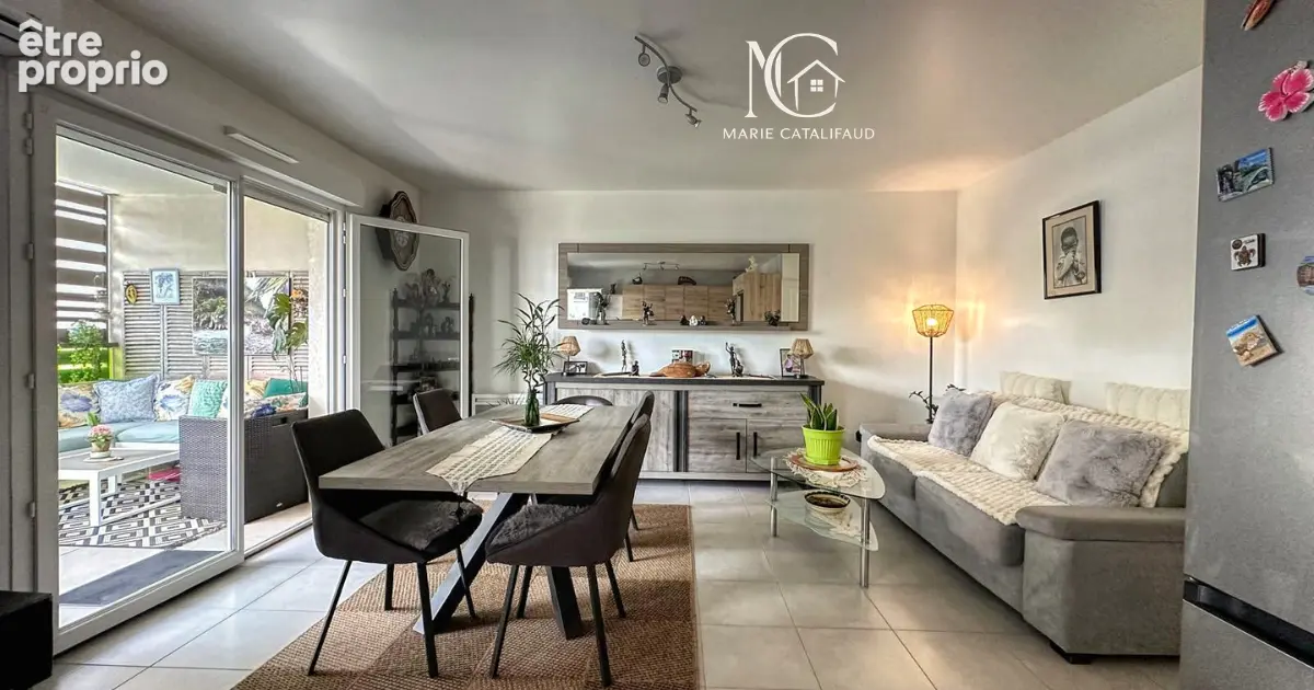 À VENDRE - Beau 2 pièces de 53 m² avec grande terrasse, PISCINE et parking - photo 4