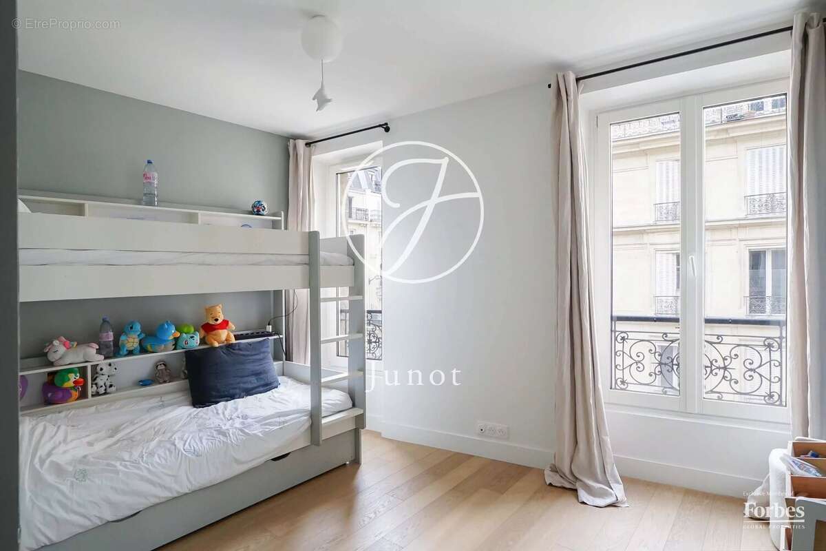 Paris 5e - PLACE MONGE - Duplex - 5 pièces - 138,18m² Carrez - 141,76m² au sol - 3 chambres - Vues dégagées - Rénové - photo 13
