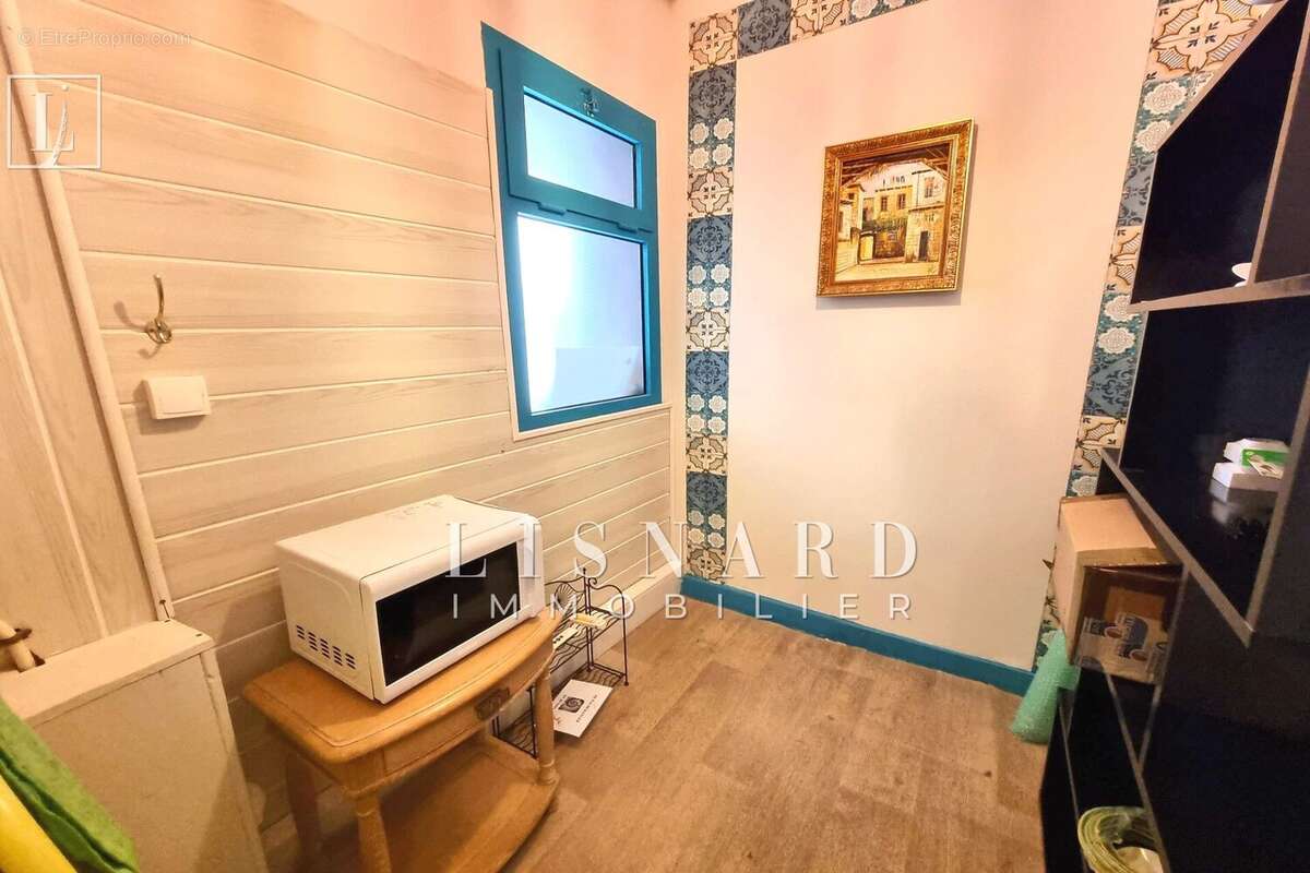 Commerce à VALLAURIS