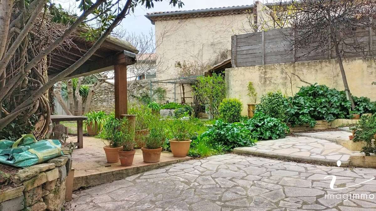 Maison à VIC-LA-GARDIOLE