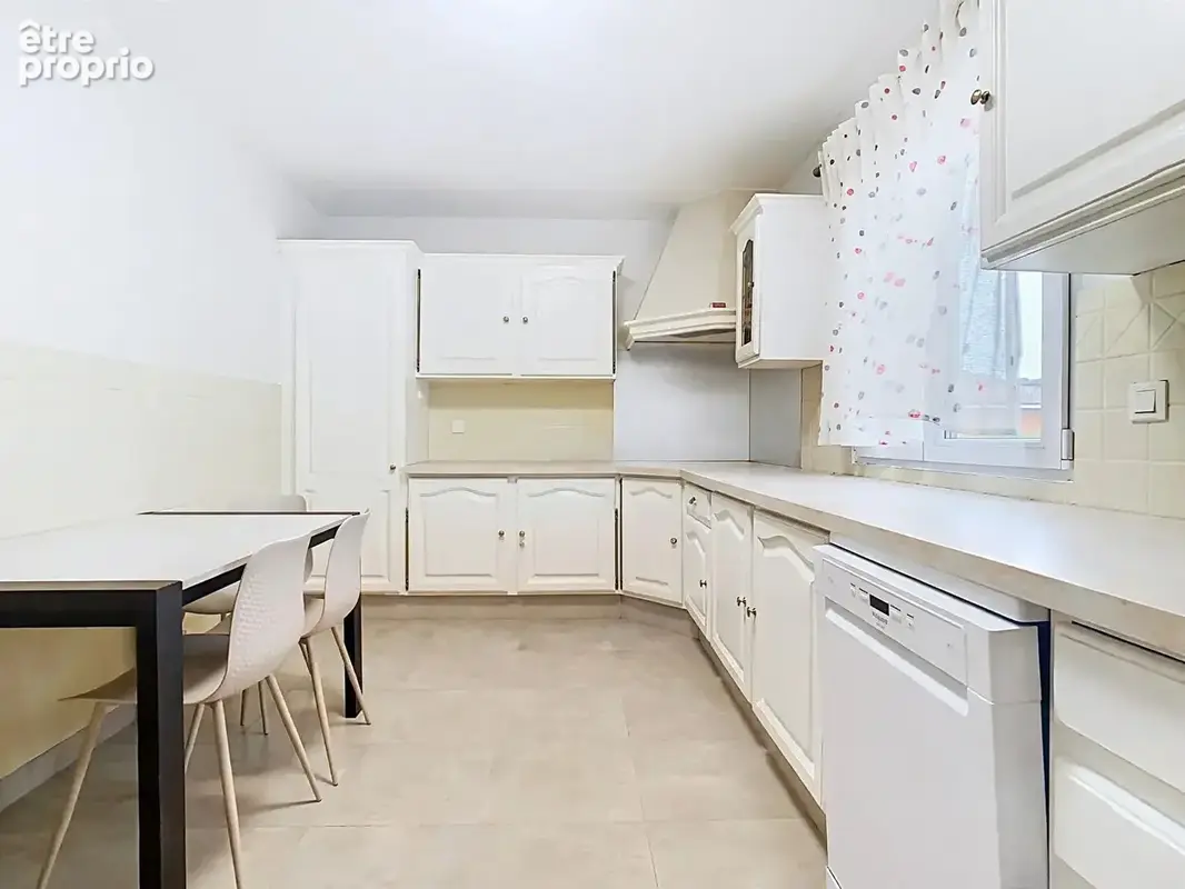 Maison familiale de plain-pied 135 m² à ISTRES - Terrain 800 m² - 4 chambres - Garage 36 m² - photo 10