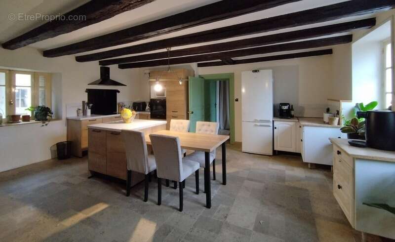 Chazelles, proche La Rochefoucauld. Maison de caractère de 223 m², 5 chambres, cour et grange - photo 6